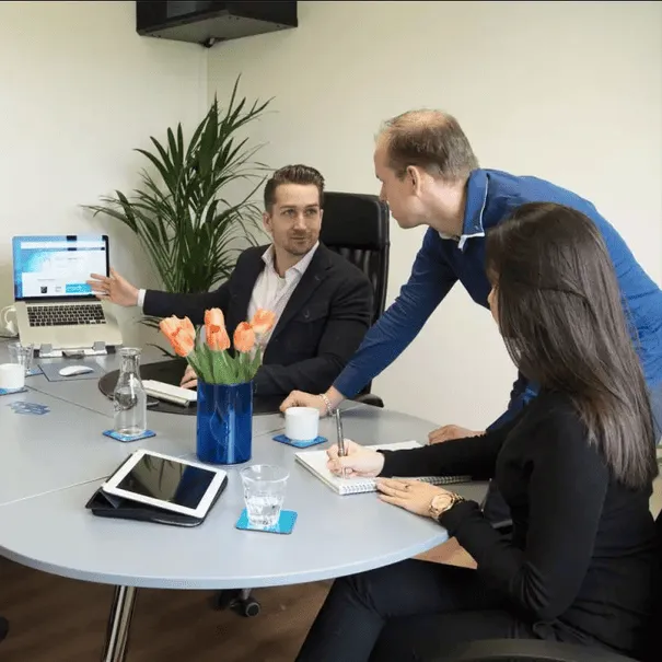 Photo de spécialistes créant un jobboard